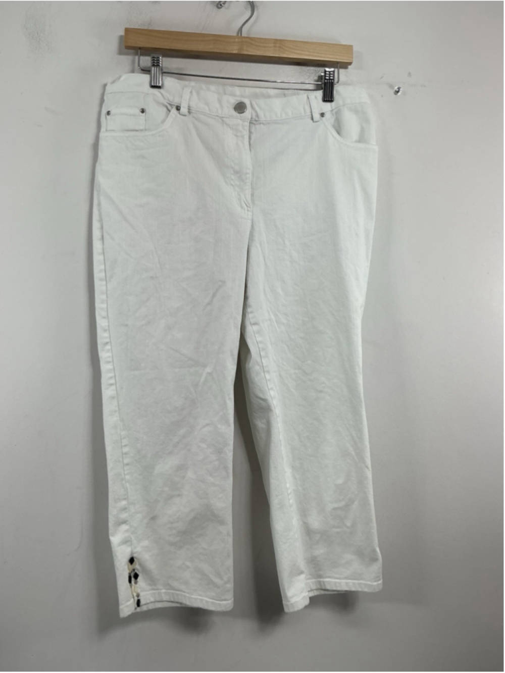 Womans Excellent Condition Ruby Rd Capri Jeans Size 12 White Jewel Accent